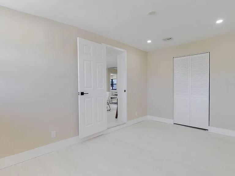 5409 NE 4th Ave — Photo 12