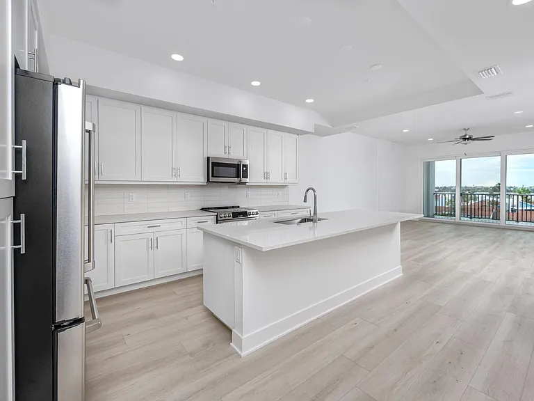 400 150th Ave #503 — Photo 12
