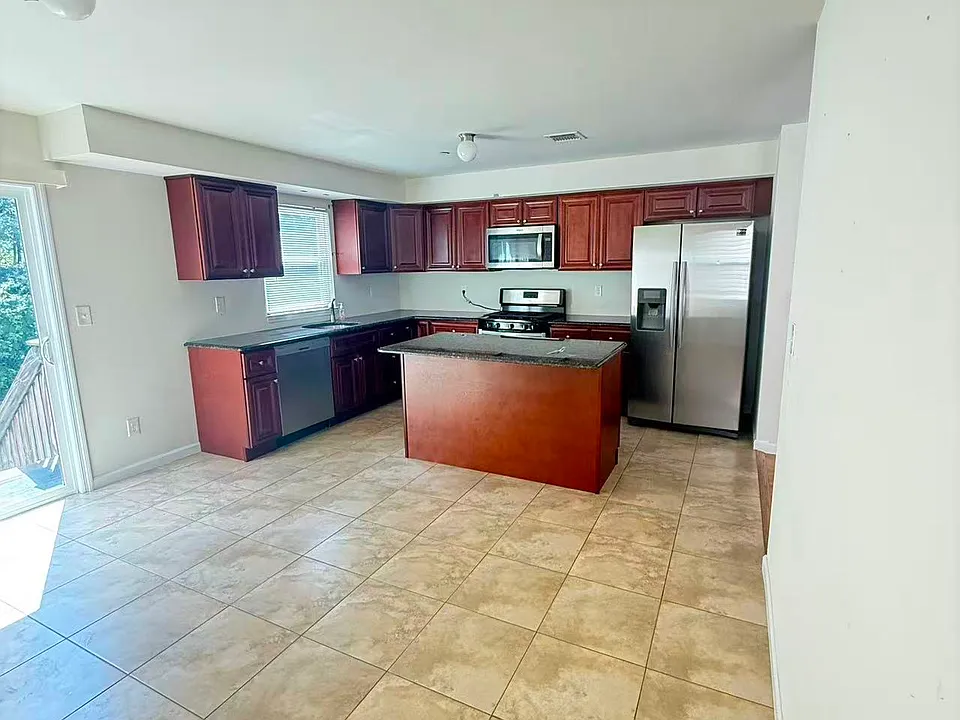 48 Riverside Ln