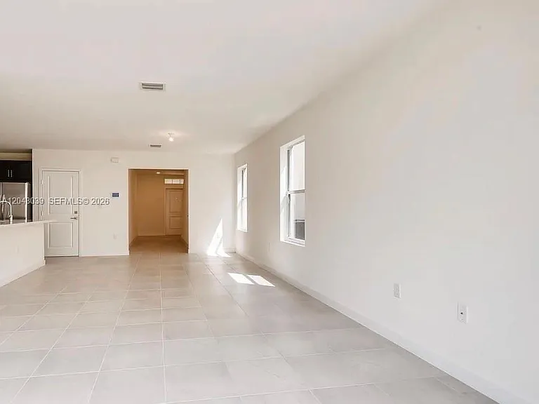 421 NE 6th Ct — Photo 10