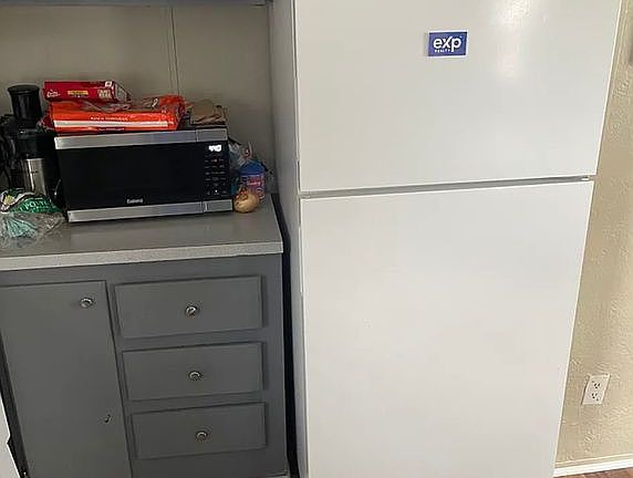 4th image of 307 Helen St