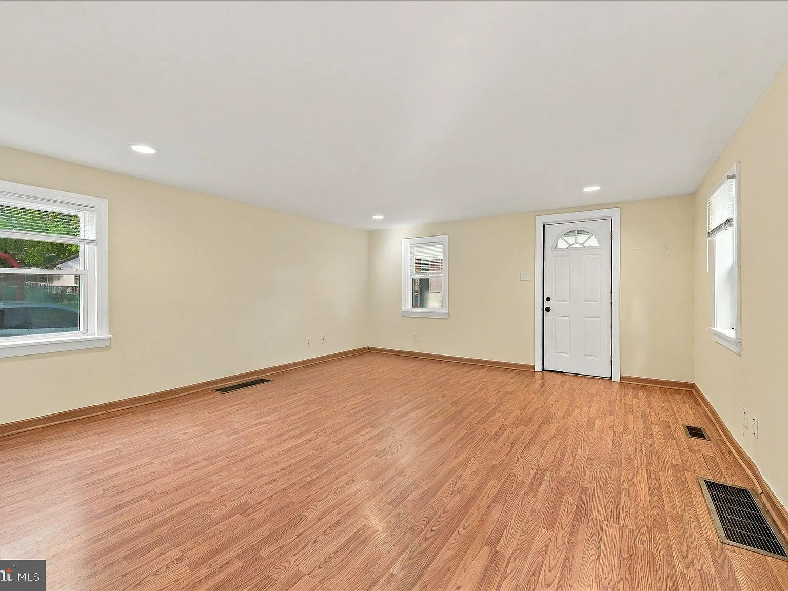 4 bed, 2.0 bath, 1469 sqft, $2,600 — Photo 4