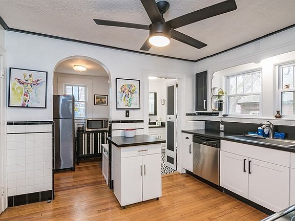 3rd image of 69 Belvidere St