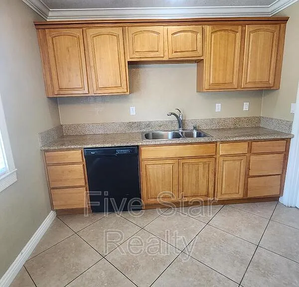 1142 Indiana St — Photo 6