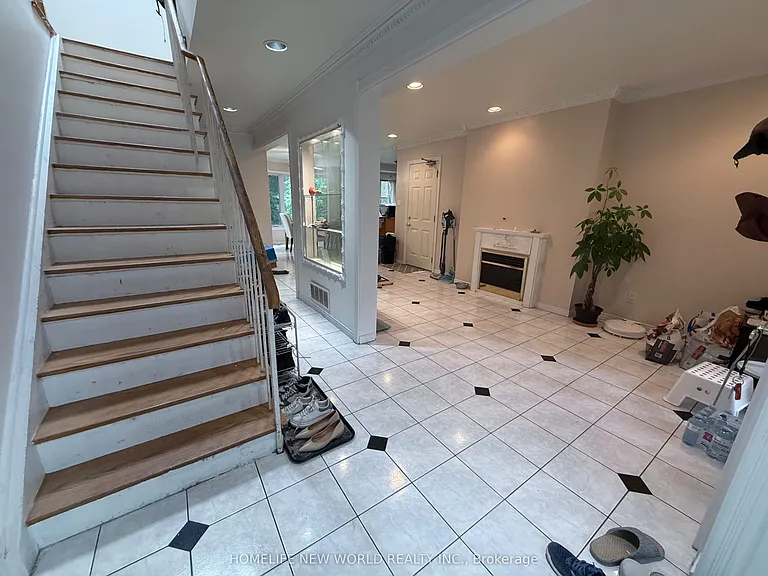 63 Lehar Cres — Photo 2