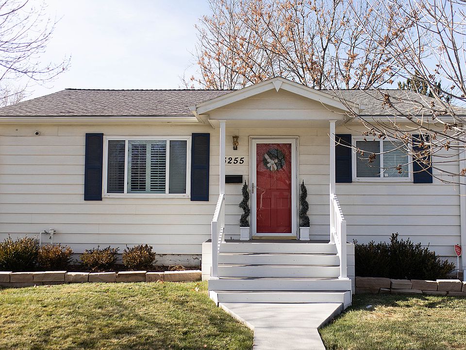 Front of house. Front porch finshed trex.