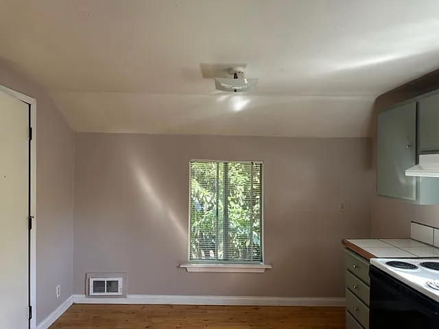 1414 SE Lambert St #6 — Photo 2
