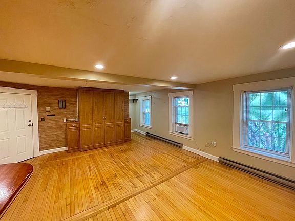 5th image of 131 W Merrimack St APT 3
