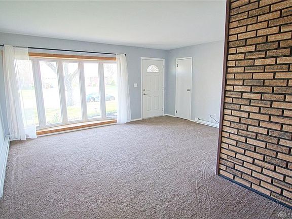 5th image of 75 Bradley Dr