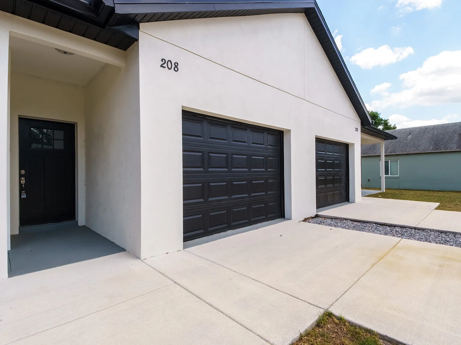 3 bed, 1296 sqft, $2,100 — Photo 2