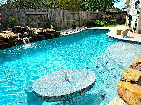 2nd image of 8815 Kensington Ct