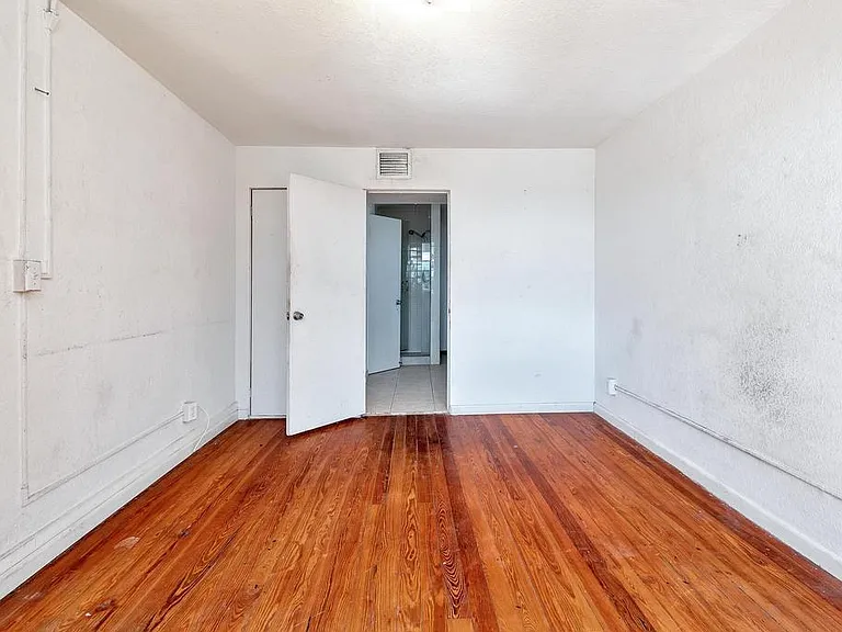 521 N Dixie Hwy — Photo 16