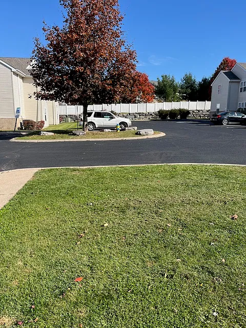 3 bed, 950 sqft, $1,563 — Photo 3