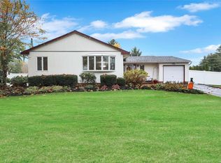 48 Wheatfield Ln, Commack, NY 11725