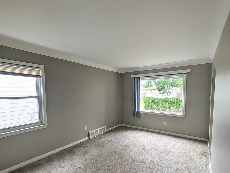 23819 Tawas Ave — Photo 2