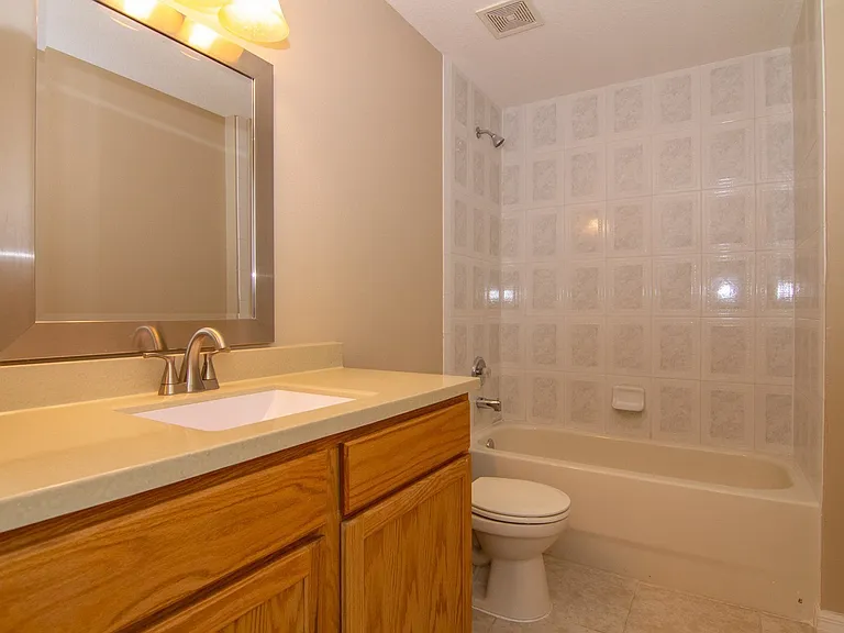 402 Bridgewater Ct — Photo 9