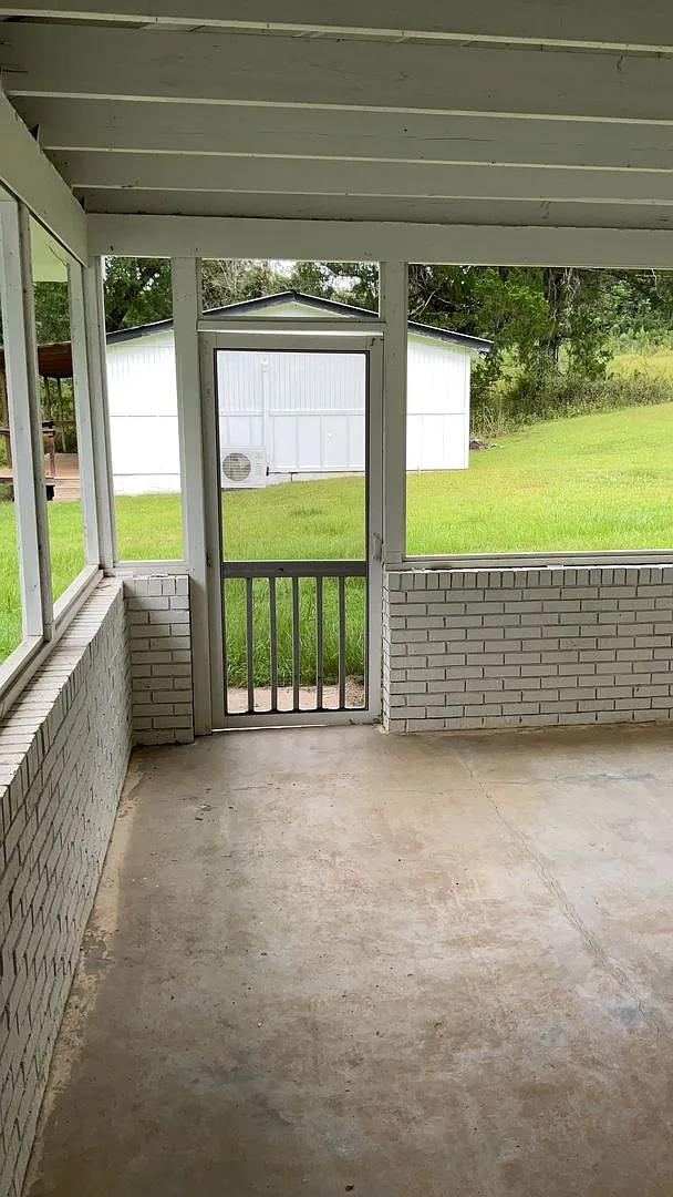 Gorgeous 4/2 Brick Home in Marianna on a Well with Bonus Building — Photo 3