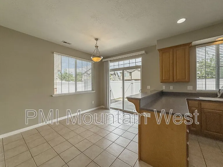 948 Chelsea Ln — Photo 6