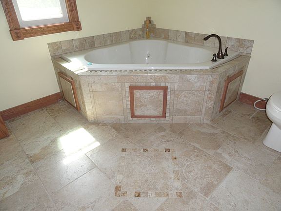 2nd Florr Bath Jetted Tub