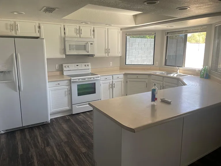 6103 E Ivyglen St — Photo 2
