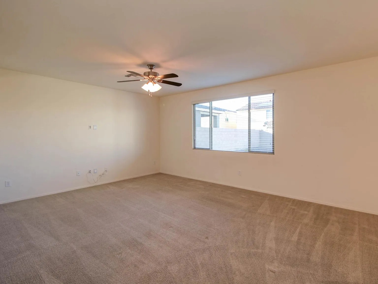 4 bed, 2740 sqft, $2,300 — Photo 4