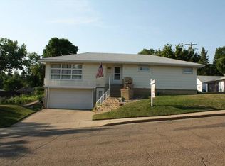406 8th St NW, Mandan, ND 58554