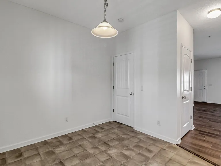 324 Laurel Oak Ln — Photo 15