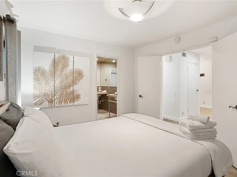 1447 N Kings Rd — Photo 23