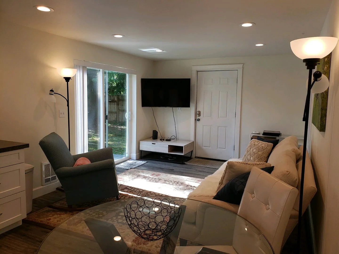 Utilities Included! Move In Ready Now! Super Cute East Olympia One Bed One Bath. Fenced Yard. — Photo 2
