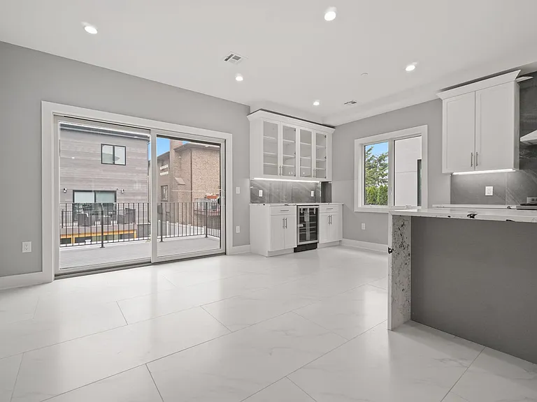 61 Lawton Ave #B — Photo 6