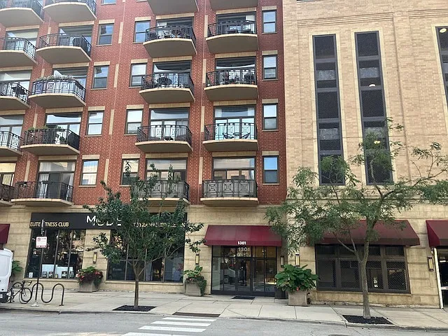 1301 W Madison St #211