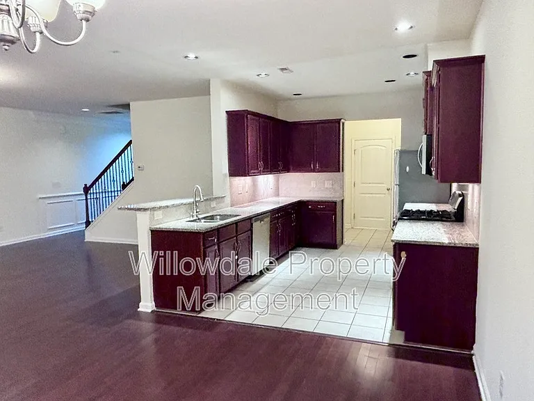 535 Whitworth Ln — Photo 3