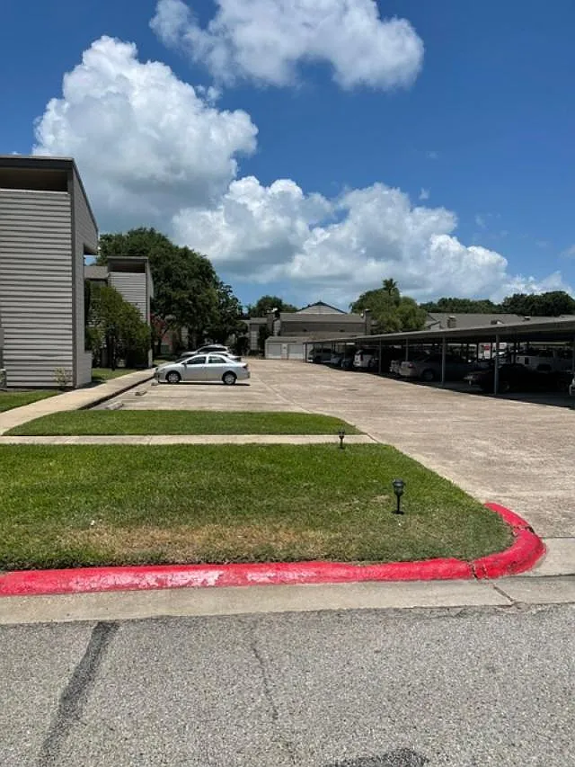 Building Photo - 7024 N Holiday Dr