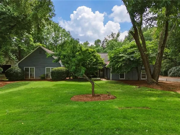 555 Saddle Creek Cir, Roswell, GA 30076