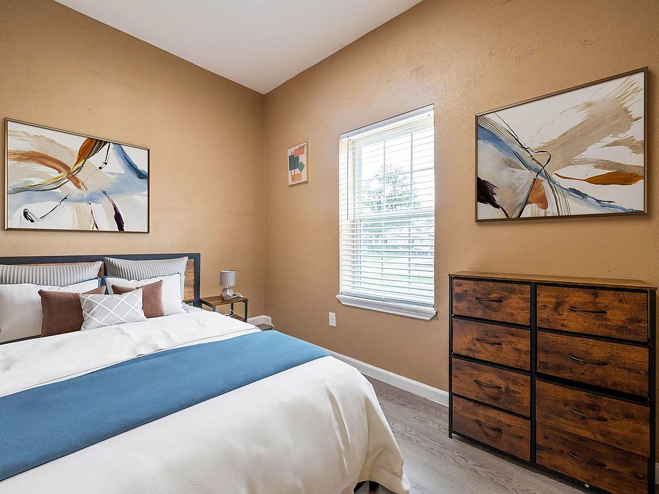 Disclaimer: This photo has been virtually staged. Not all furnishings seen will be included. Please view the virtual tour.