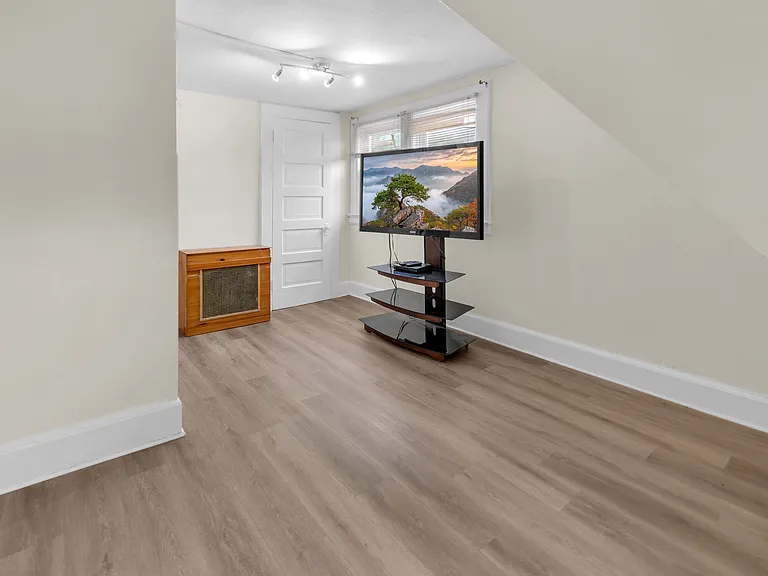 558 Argyle Ave #2 — Photo 14