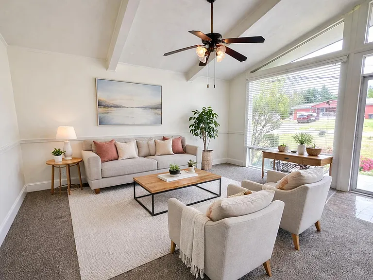 1003 Robinhood Ln — Photo 2