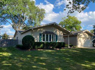 1061 N Thackeray Dr, Palatine, IL 60067
