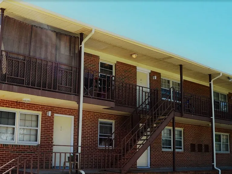 Bay Oaks Park Apartments — Photo 3