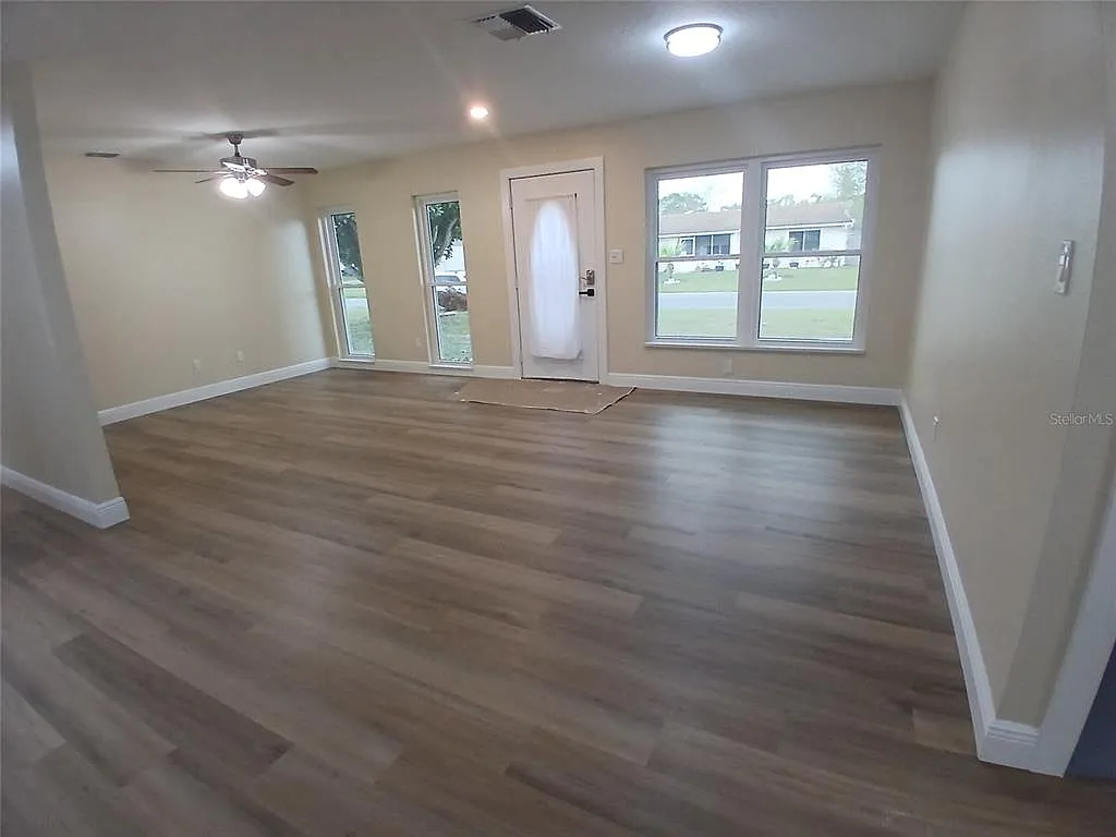 3 bed, 2.0 bath, 1390 sqft, $2,400 — Photo 2
