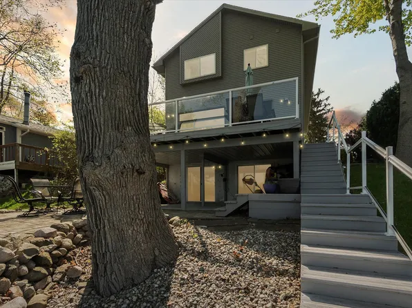 1297 Maxfield Rd, Hartland, MI 48353