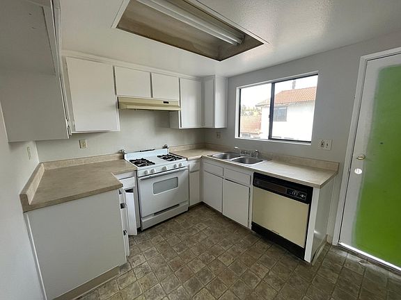 4th image of 184 E East Dr APT A