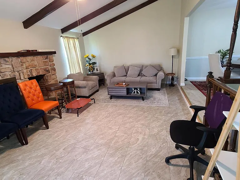 1105 Jonathan Ln — Photo 6