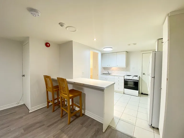 589 Annette St #BASEMENT — Photo 5