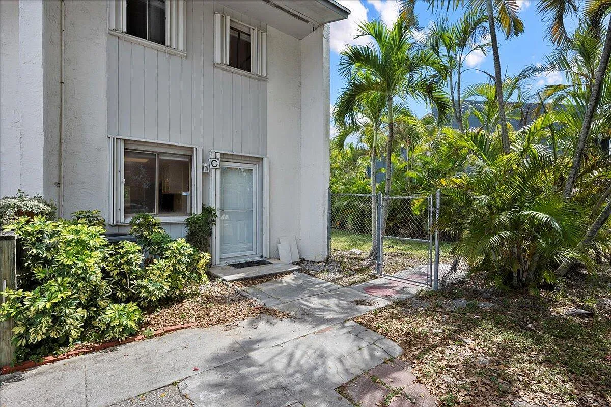 2 bed, 1.5 bath, 1241 sqft, $2,200 — Photo 3