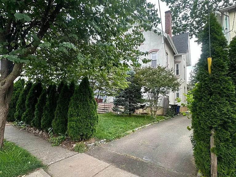 208 E 9th St #1 — Photo 6