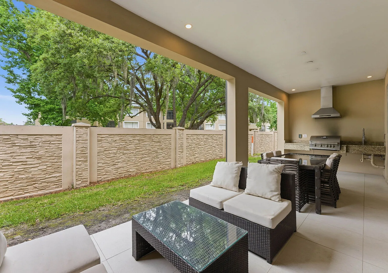 Chic 3BR Retreat, Patio with BBQ, all suites — Photo 2