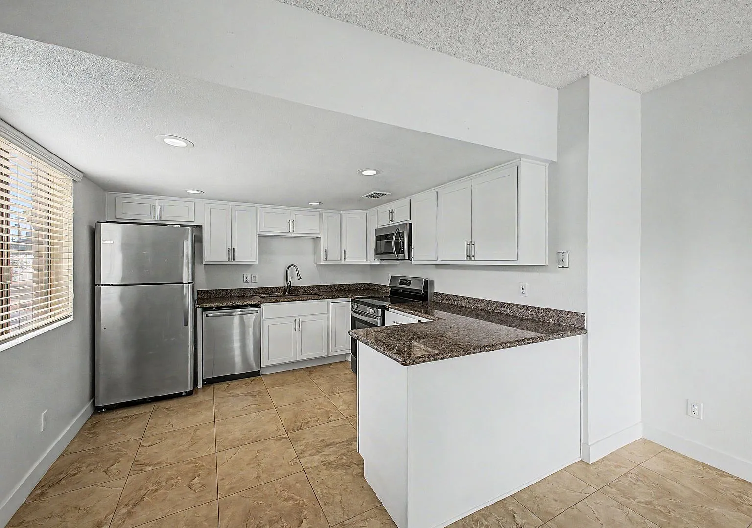 One Bedroom, One Bathroom with Fireplace — Photo 1