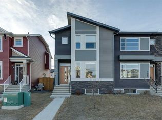 129 E Dawson Dr, Chestermere, AB T1X 1Z8