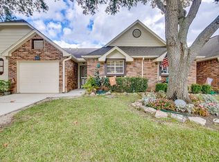 626 W Country Grove Cir, Pearland, TX 77584
